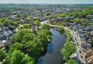 Een luchtfoto van maatschappelijk vastgoed in een gemeente