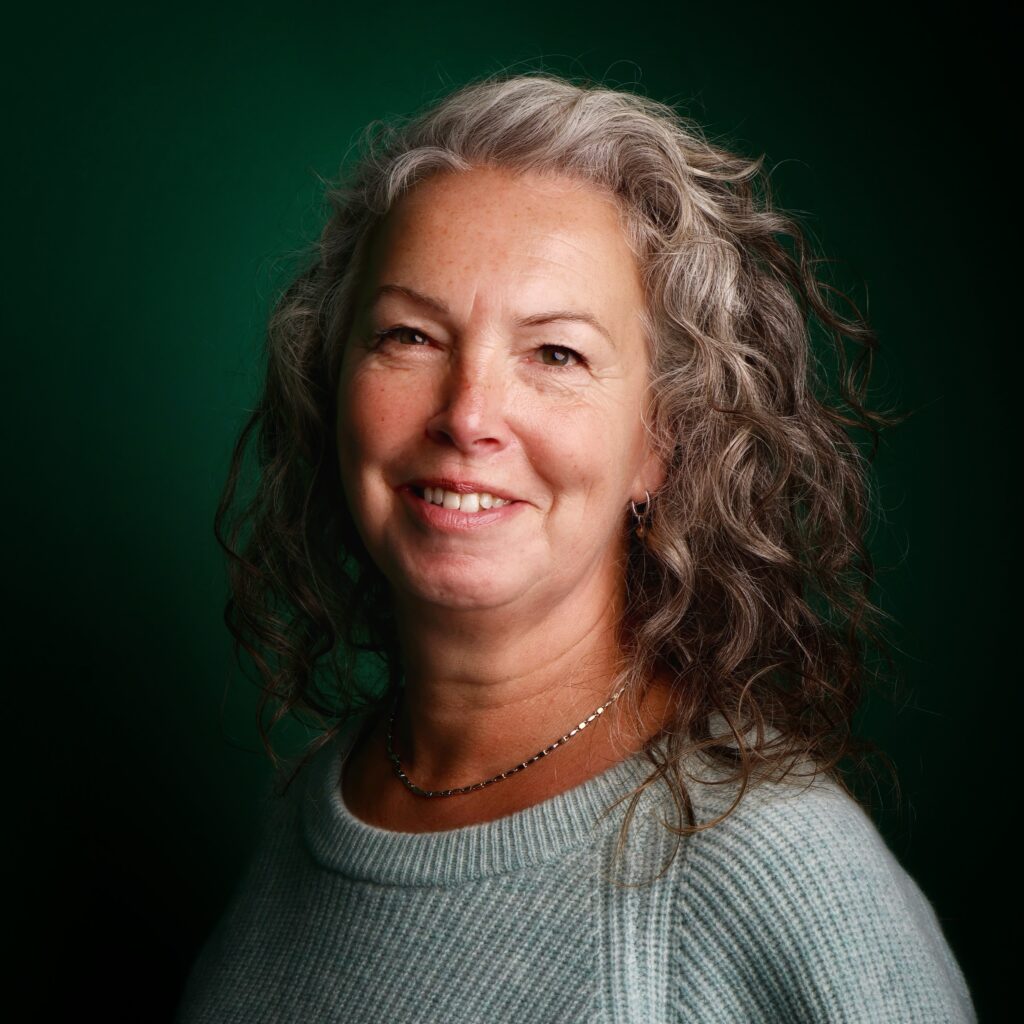 Simone Simon, Officemanager
