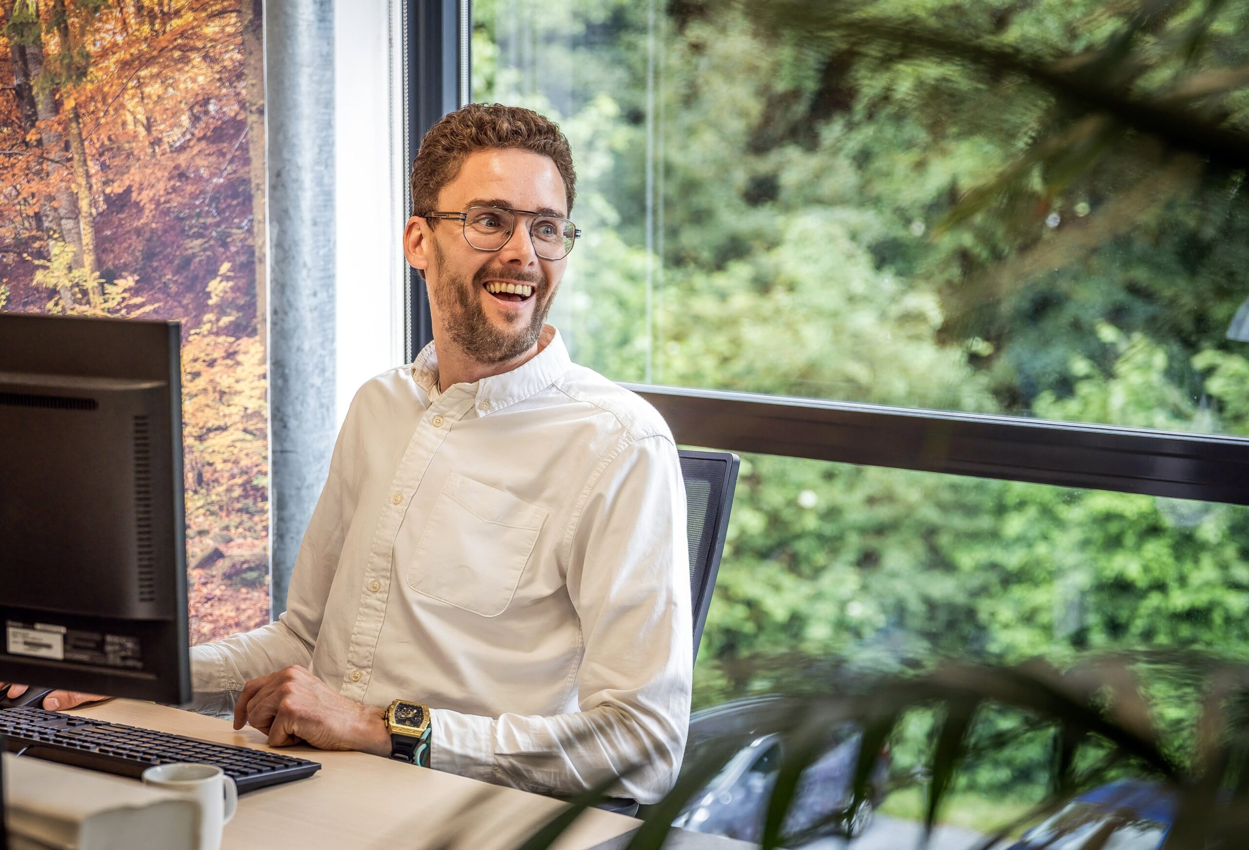Adviseur achter computer
